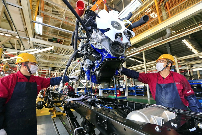 Reanuda Mercedes-Benz y Fuso la actividad en sus fábricas